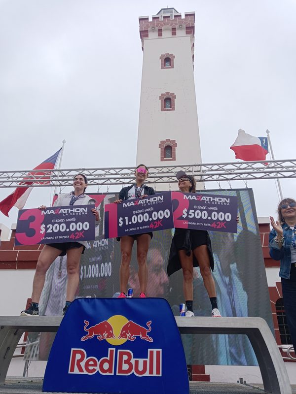 Corredores participando en la primera edición de la Maratón 42K en las calles de La Serena