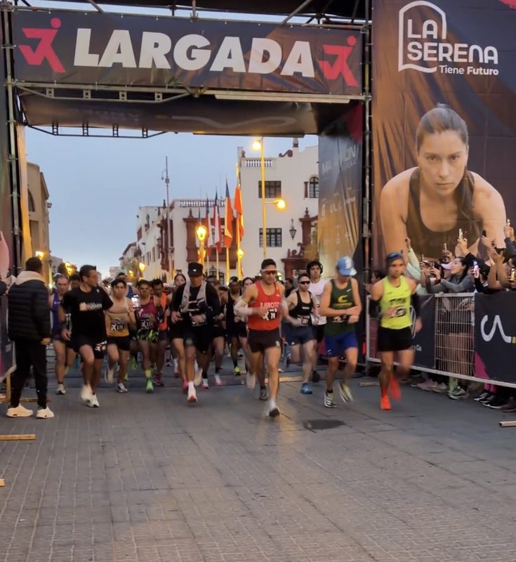 Corredores participando en la primera edición de la Maratón 42K en las calles de La Serena