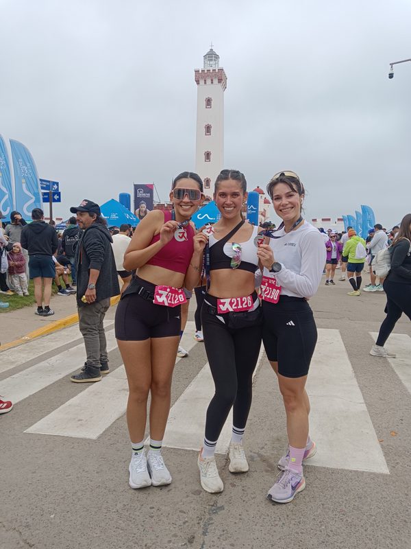 Corredores participando en la primera edición de la Maratón 42K en las calles de La Serena