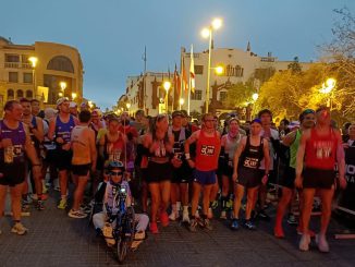 Corredores participando en la primera edición de la Maratón 42K en las calles de La Serena