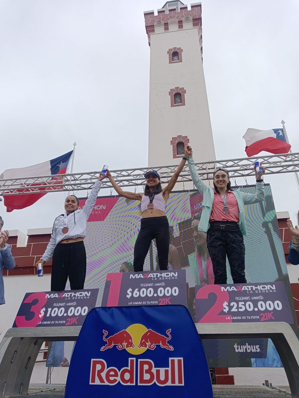 Corredores participando en la primera edición de la Maratón 42K en las calles de La Serena