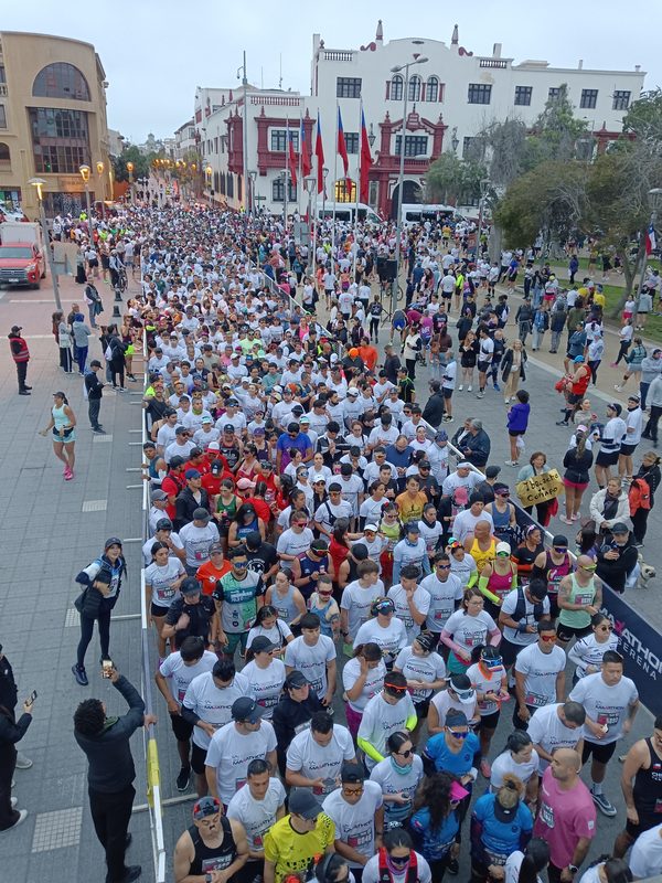 Corredores participando en la primera edición de la Maratón 42K en las calles de La Serena