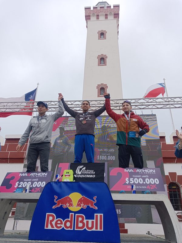 Corredores participando en la primera edición de la Maratón 42K en las calles de La Serena
