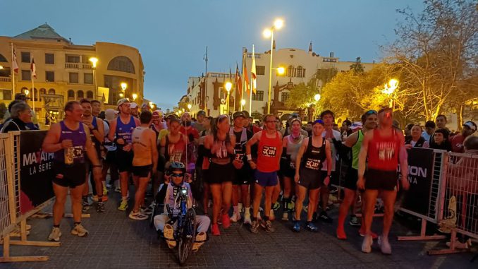 Corredores participando en la primera edición de la Maratón 42K en las calles de La Serena