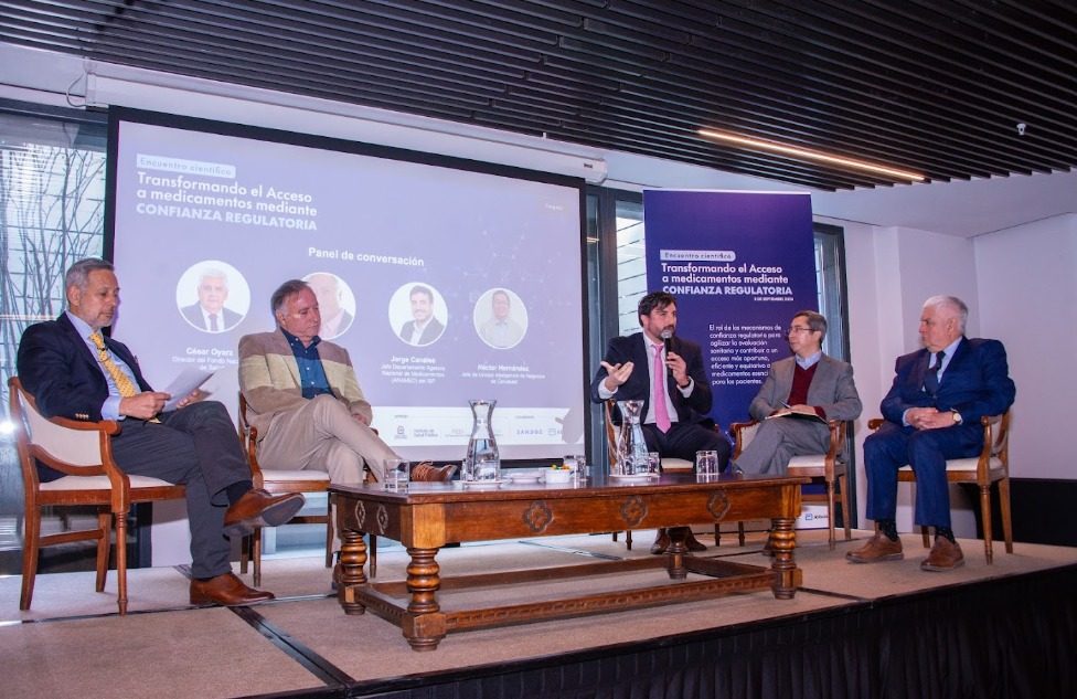 Especialistas reunidos discutiendo sobre acceso a medicamentos y biosimilares en Chile