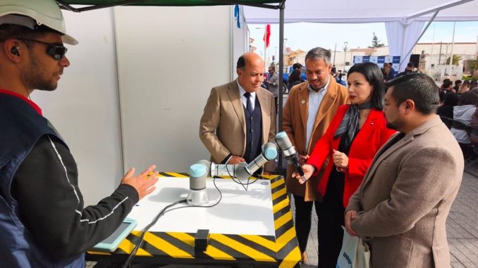Familia participando en actividades interactivas durante el Festival de Ciencia y Tecnología en La Serena