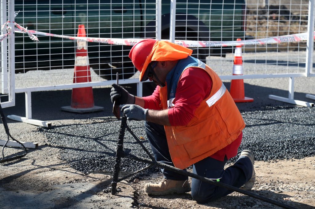 Obras viales en calles de La Serena con presencia de maquinaria de Aguas del Valle