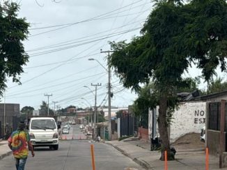 Obras viales en calles de La Serena con presencia de maquinaria de Aguas del Valle