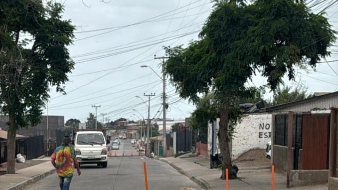 Obras viales en calles de La Serena con presencia de maquinaria de Aguas del Valle
