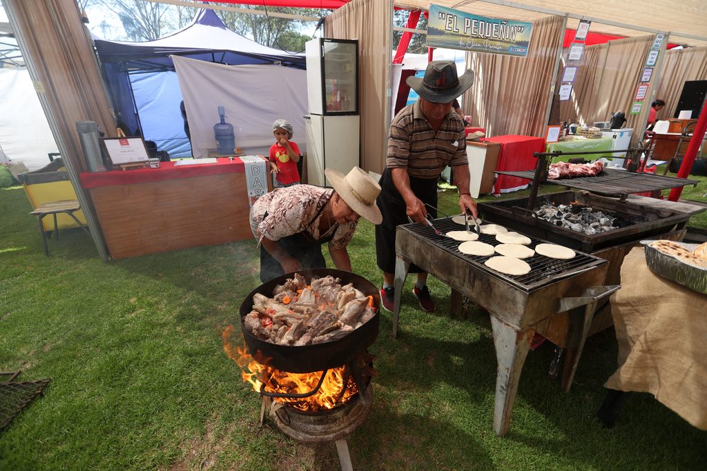 Familias celebrando las Fiestas Patrias en un evento tradicional en La Serena