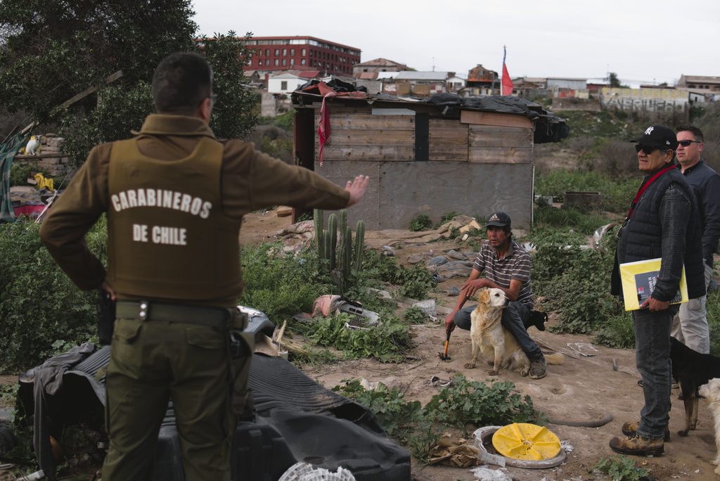 Maquinaria municipal retirando rucos y limpiando el lecho del río Elqui en La Serena