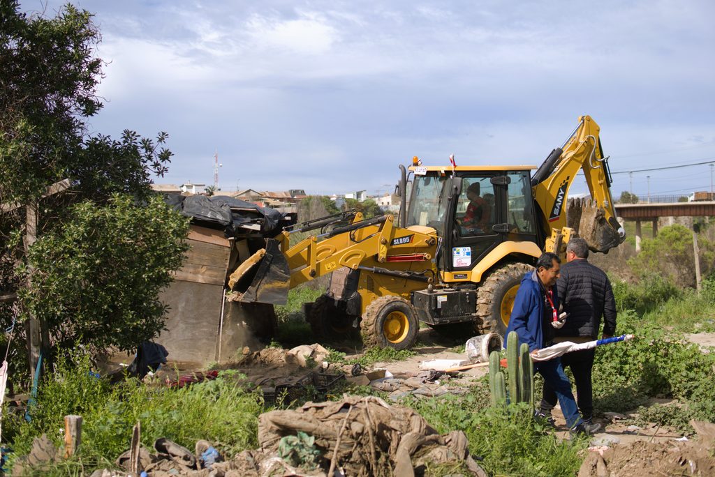 Maquinaria municipal retirando rucos y limpiando el lecho del río Elqui en La Serena