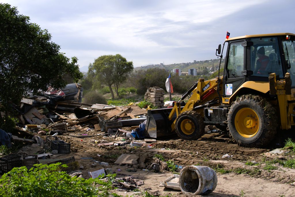 Maquinaria municipal retirando rucos y limpiando el lecho del río Elqui en La Serena