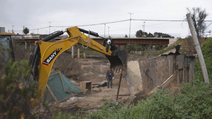 Maquinaria municipal retirando rucos y limpiando el lecho del río Elqui en La Serena