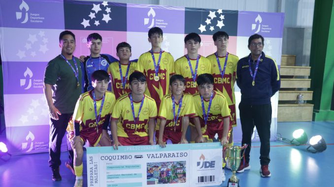 Equipos de futsal Sub 14 de Ovalle y Coquimbo celebrando su clasificación al campeonato nacional.