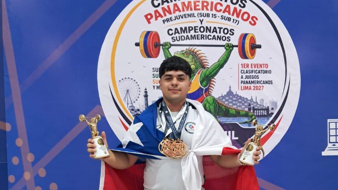 Deportistas chilenos de levantamiento de pesas celebrando sus medallas obtenidas en Guayaquil