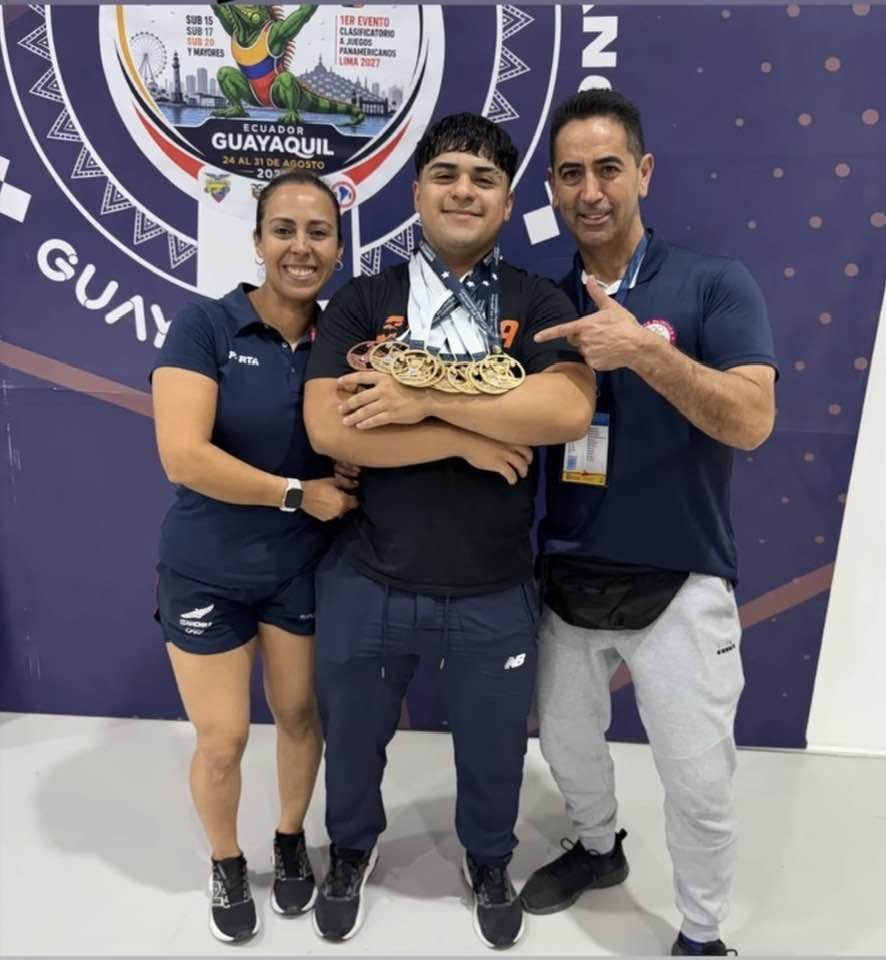 Deportistas chilenos de levantamiento de pesas celebrando sus medallas obtenidas en Guayaquil