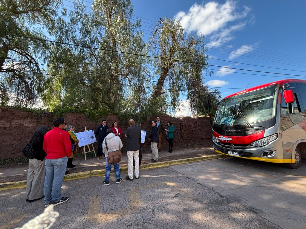 Autoridades y vecinos de Combarbalá durante la ceremonia de inicio de obras financiadas por el Royalty Minero.