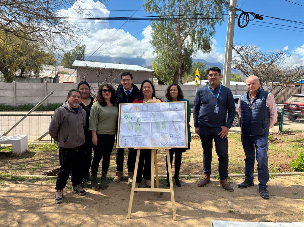 Autoridades y vecinos de Combarbalá durante la ceremonia de inicio de obras financiadas por el Royalty Minero.