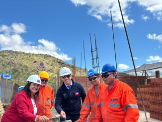 Autoridades y vecinos de Combarbalá durante la ceremonia de inicio de obras financiadas por el Royalty Minero.
