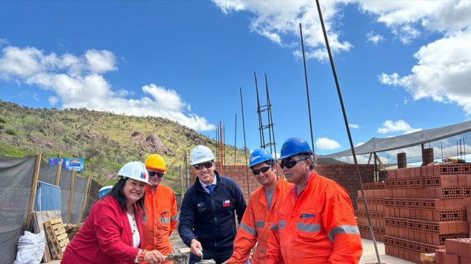 Autoridades y vecinos de Combarbalá durante la ceremonia de inicio de obras financiadas por el Royalty Minero.