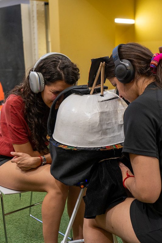 Artistas de la Red Lambe Norte presentando teatro en miniatura en Madrid