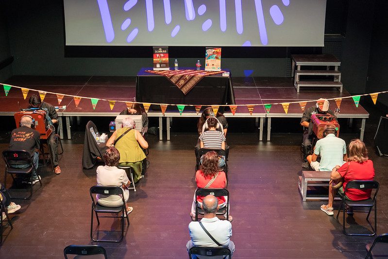 Artistas de la Red Lambe Norte presentando teatro en miniatura en Madrid
