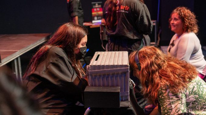 Artistas de la Red Lambe Norte presentando teatro en miniatura en Madrid