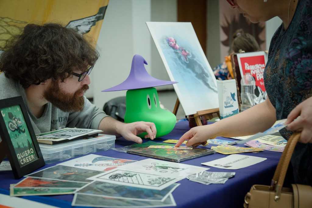 Artistas y docentes participando en el seminario de ilustración del Festival Completrazos 2026 en Talca