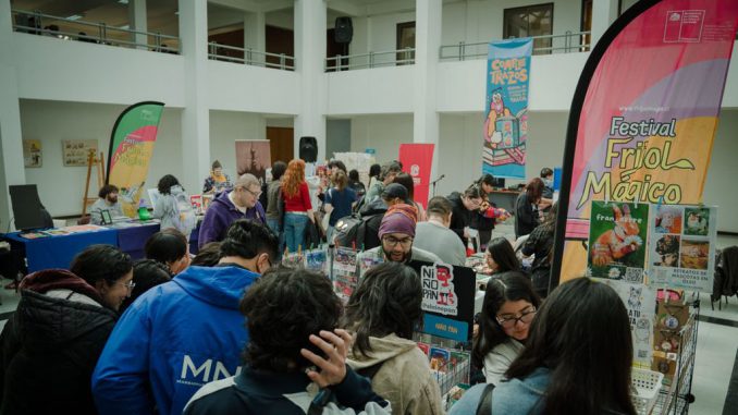 Artistas y docentes participando en el seminario de ilustración del Festival Completrazos 2026 en Talca