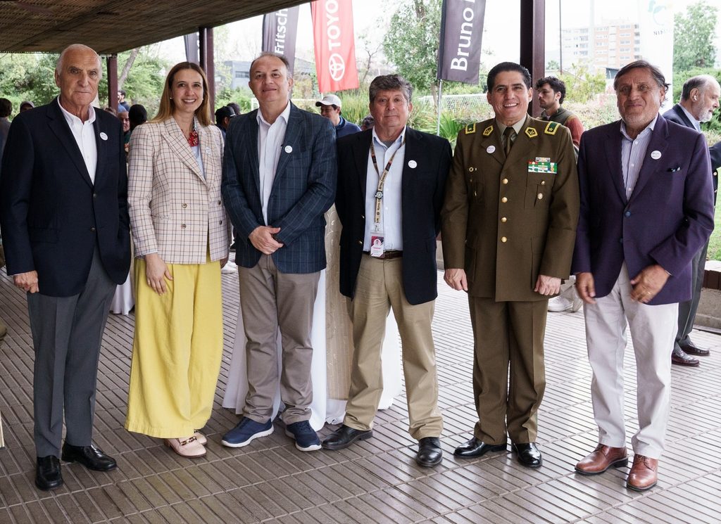 Motocicleta Royal Enfield donada en el campeonato de golf benéfico de la Fundación Niño y Patria