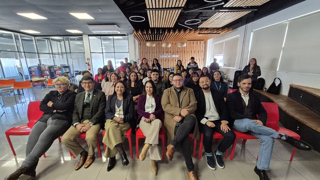 Autoridades de AIEP La Serena y el Servicio de Reinserción Social Juvenil durante la firma de un convenio de colaboración.