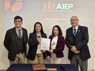 Autoridades de AIEP La Serena y el Servicio de Reinserción Social Juvenil durante la firma de un convenio de colaboración.