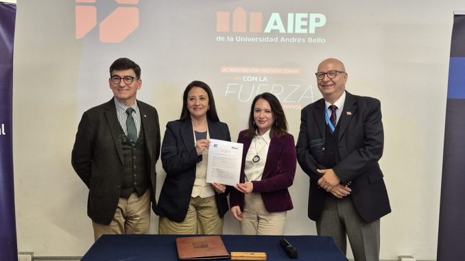 Autoridades de AIEP La Serena y el Servicio de Reinserción Social Juvenil durante la firma de un convenio de colaboración.