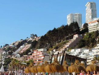 Paisaje costero de Viña del Mar, uno de los destinos turísticos nacionales favoritos por los chilenos para vacacionar.