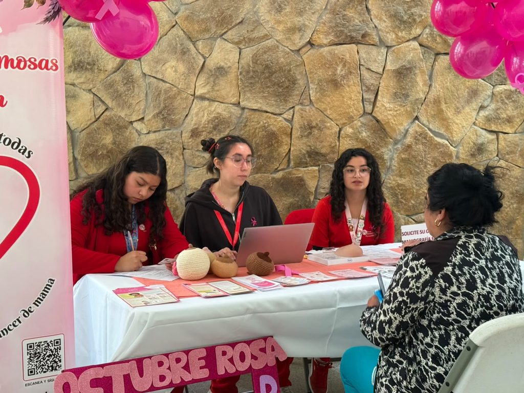 Mujeres y autoridades en la región promoviendo la realización de mamografías para la prevención del cáncer de mama