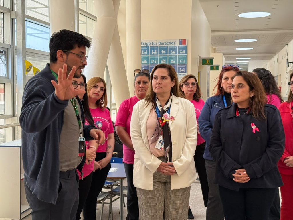 Mujeres y autoridades en la región promoviendo la realización de mamografías para la prevención del cáncer de mama