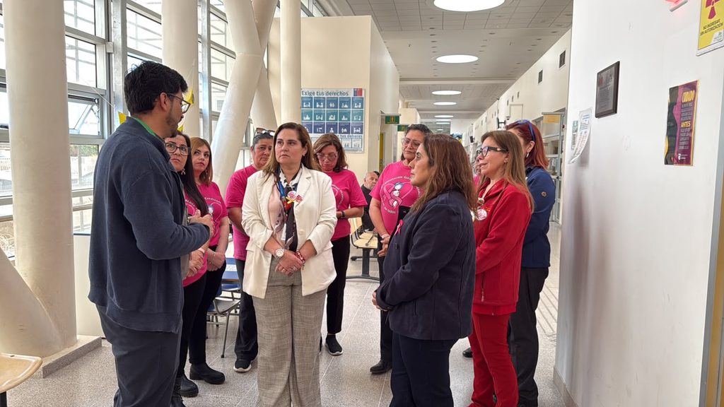Mujeres y autoridades en la región promoviendo la realización de mamografías para la prevención del cáncer de mama