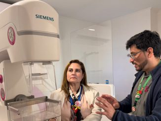 Mujeres y autoridades en la región promoviendo la realización de mamografías para la prevención del cáncer de mama