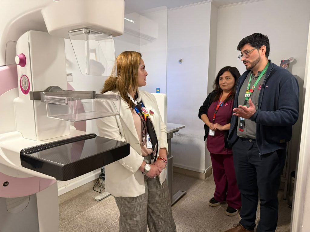 Mujeres y autoridades en la región promoviendo la realización de mamografías para la prevención del cáncer de mama