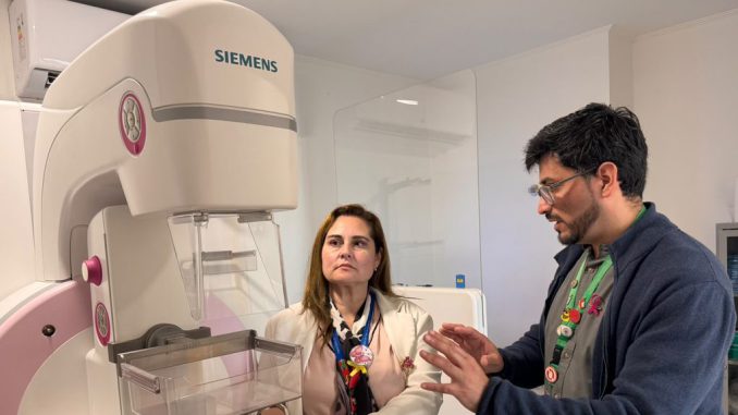 Mujeres y autoridades en la región promoviendo la realización de mamografías para la prevención del cáncer de mama