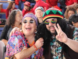 Adultos mayores bailando y disfrutando en el Malón organizado en Los Vilos