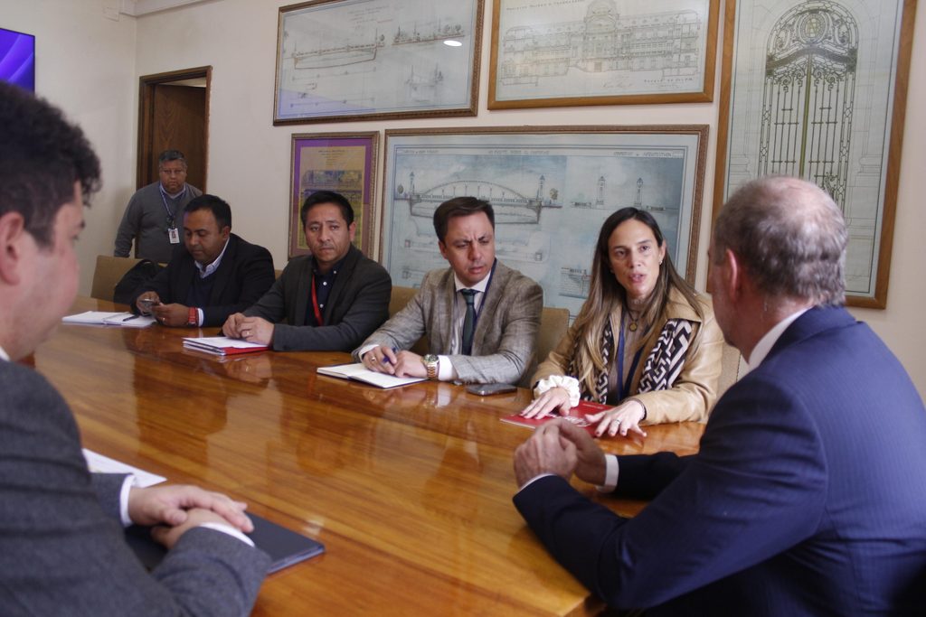 La alcaldesa de La Serena junto al ministro de Transportes revisando proyectos viales y de tranvía para la comuna
