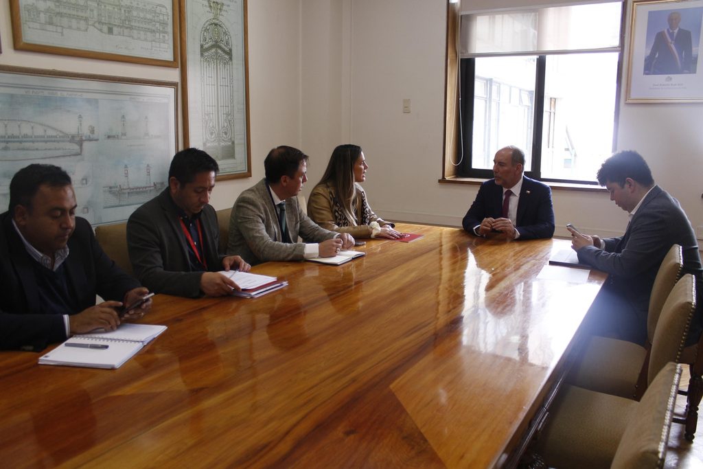 La alcaldesa de La Serena junto al ministro de Transportes revisando proyectos viales y de tranvía para la comuna