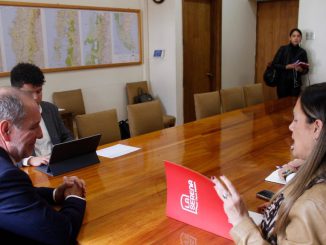 La alcaldesa de La Serena junto al ministro de Transportes revisando proyectos viales y de tranvía para la comuna