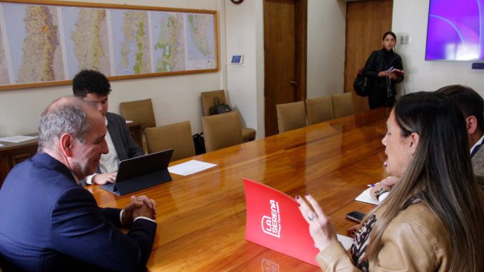 La alcaldesa de La Serena junto al ministro de Transportes revisando proyectos viales y de tranvía para la comuna