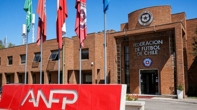 Jugadoras de fútbol femenino reunidas en una asamblea para discutir mejoras laborales junto a ANJUF
