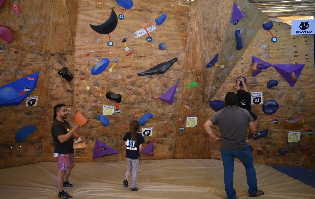 Nios y adolescentes compitiendo en el Control Regional de Escalada Infantil en La Serena