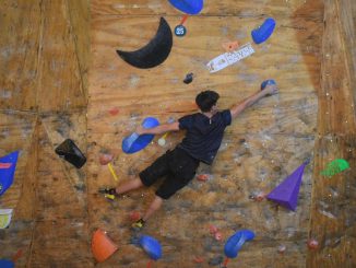 Nios y adolescentes compitiendo en el Control Regional de Escalada Infantil en La Serena