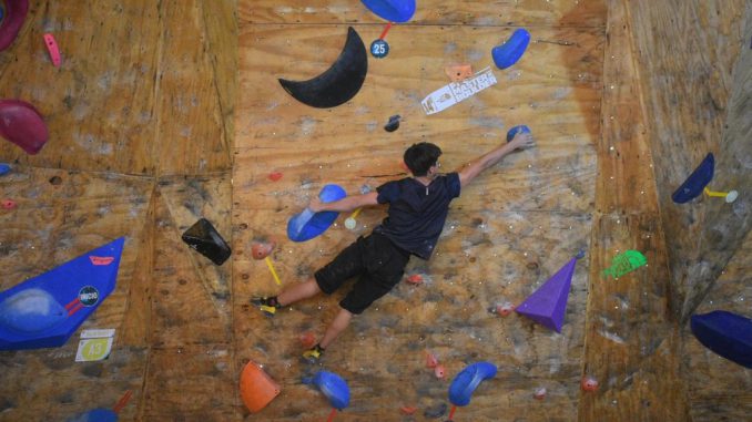 Nios y adolescentes compitiendo en el Control Regional de Escalada Infantil en La Serena